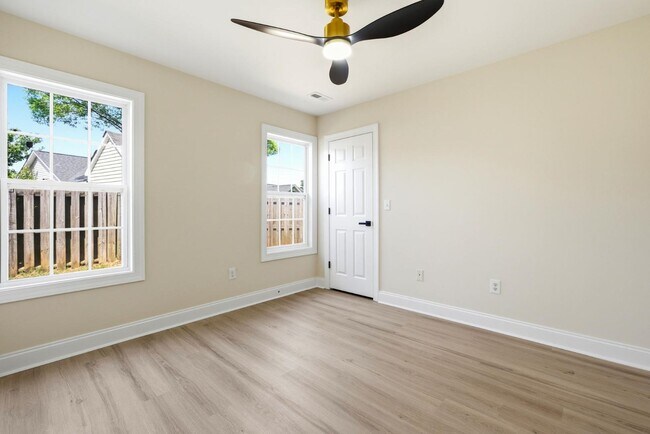 Building Photo - 215 Gardenview Ct NE