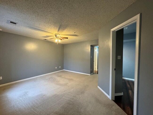 Building Photo - Sophisticated 2 Bed 2 Bath Condo with Loft...