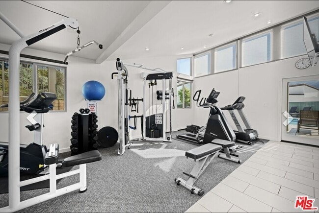 Building Photo - 1650 Palisades Dr