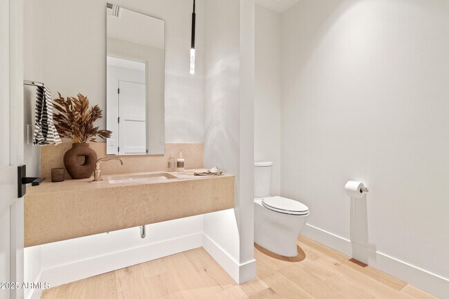 Building Photo - 5000 N Camelback Rdg Dr