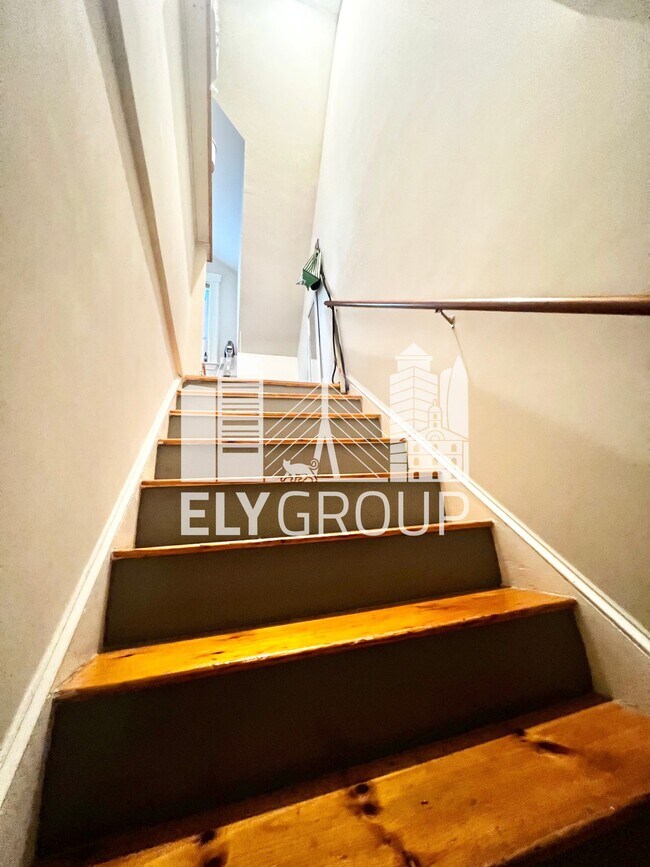 Building Photo - 165 Sharon St