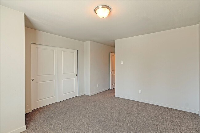 Building Photo - Great Location - Easy Commute Access!