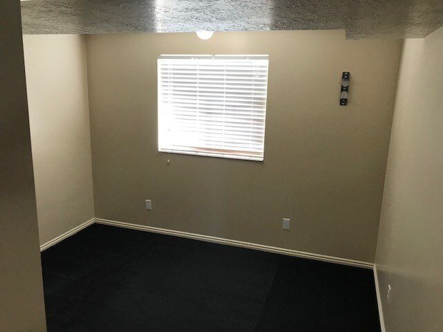 Building Photo - Beautiful home in Clinton with sport pad and playground