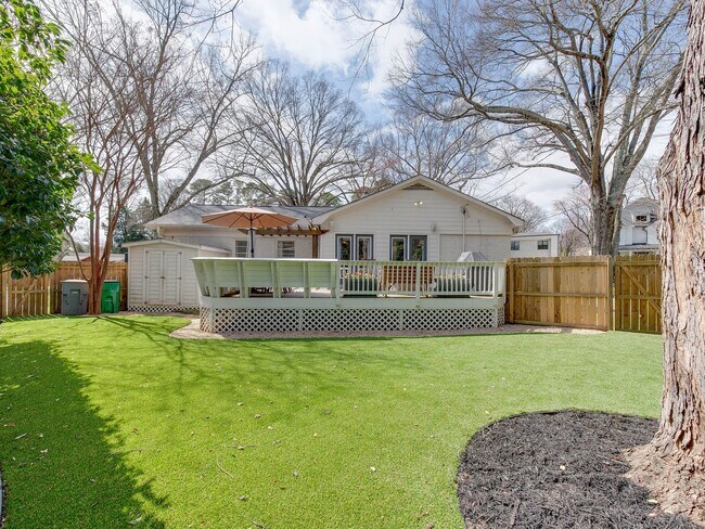 Building Photo - 3221 Sunset Dr