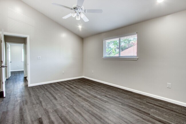 Building Photo - Newly Renovated 2 Bedroom 2 Bath Condo / Gated Parking / East Dallas