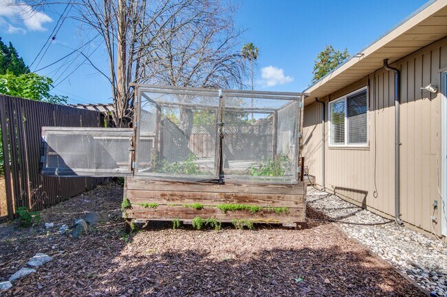 Building Photo - Mountain View Home l Spacious Open Layout Bright and Private Yard