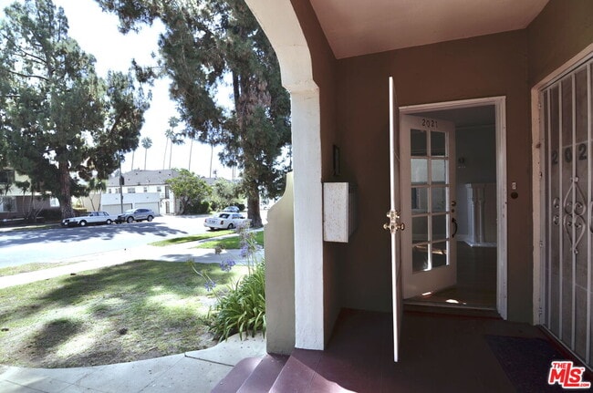Building Photo - 2021 N Vermont Ave