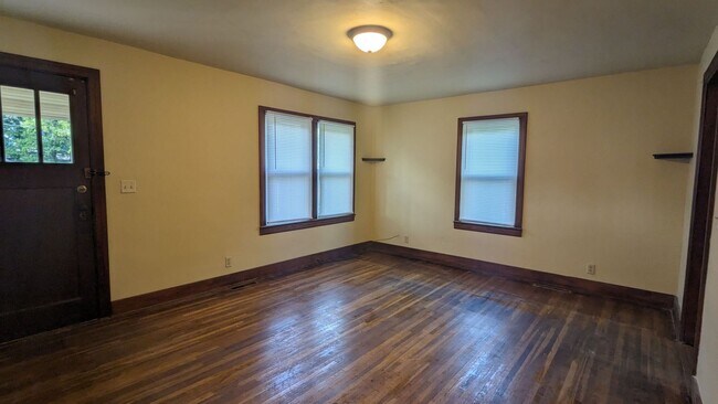 Building Photo - Cozy 2 Bedroom House!