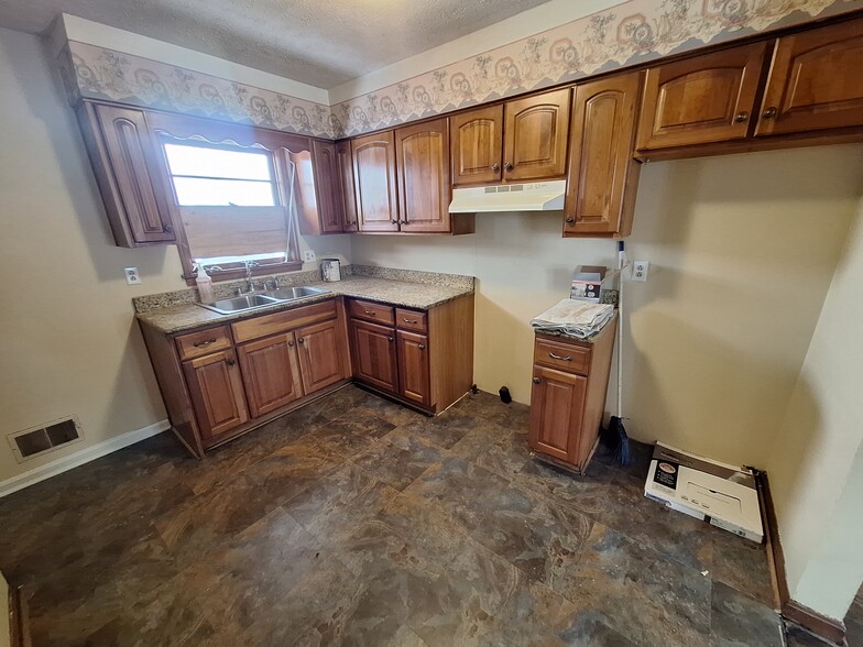 Kitchen Cabinets - 5500 Sterling Dr