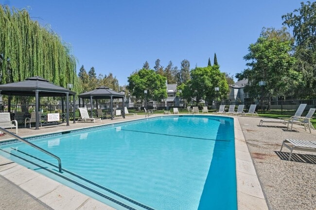 Building Photo - 1735 Parkview Green Cir