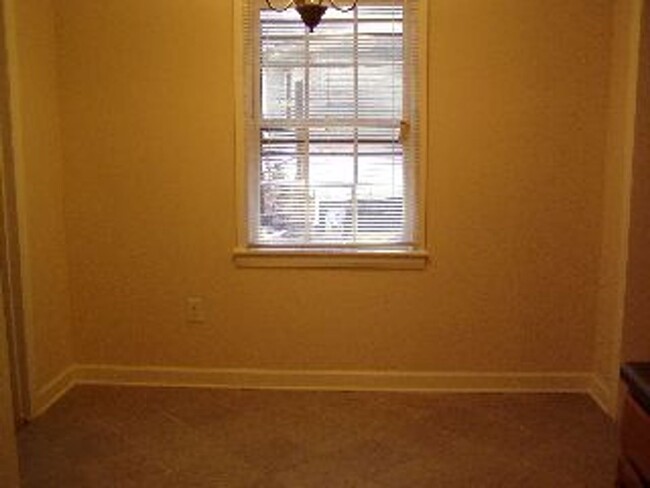 Building Photo - Cute One Level House with Eat-In Kitchen