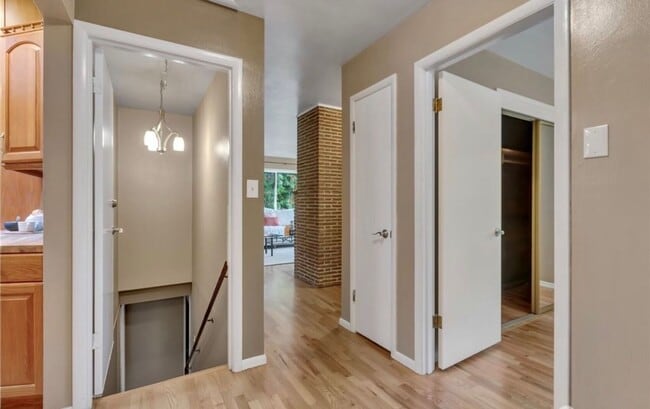 Building Photo - 4 Bedroom Kent home walking distance to lake meridian