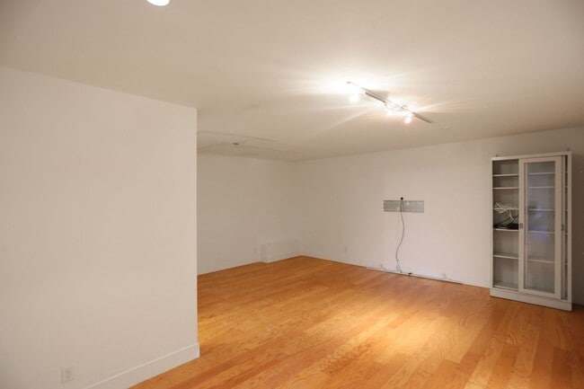 Building Photo - Spacious three-story 4BR/3BA single family...