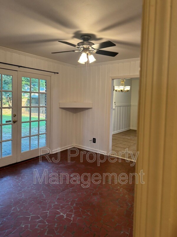 Building Photo - 1619 Dorset Dr