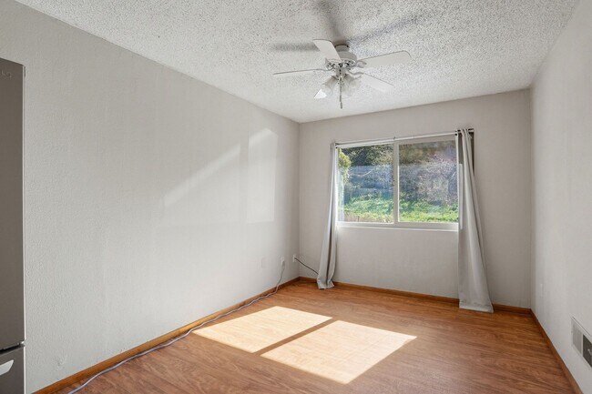 Building Photo - Country property close to town!