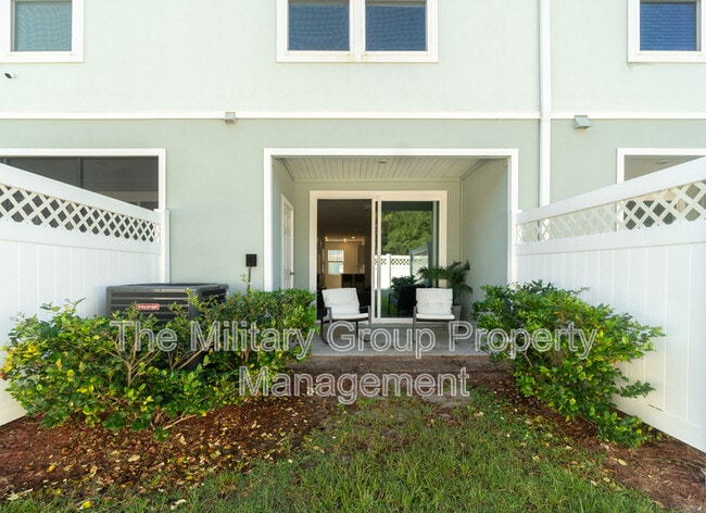 Building Photo - 425 Running Wds St