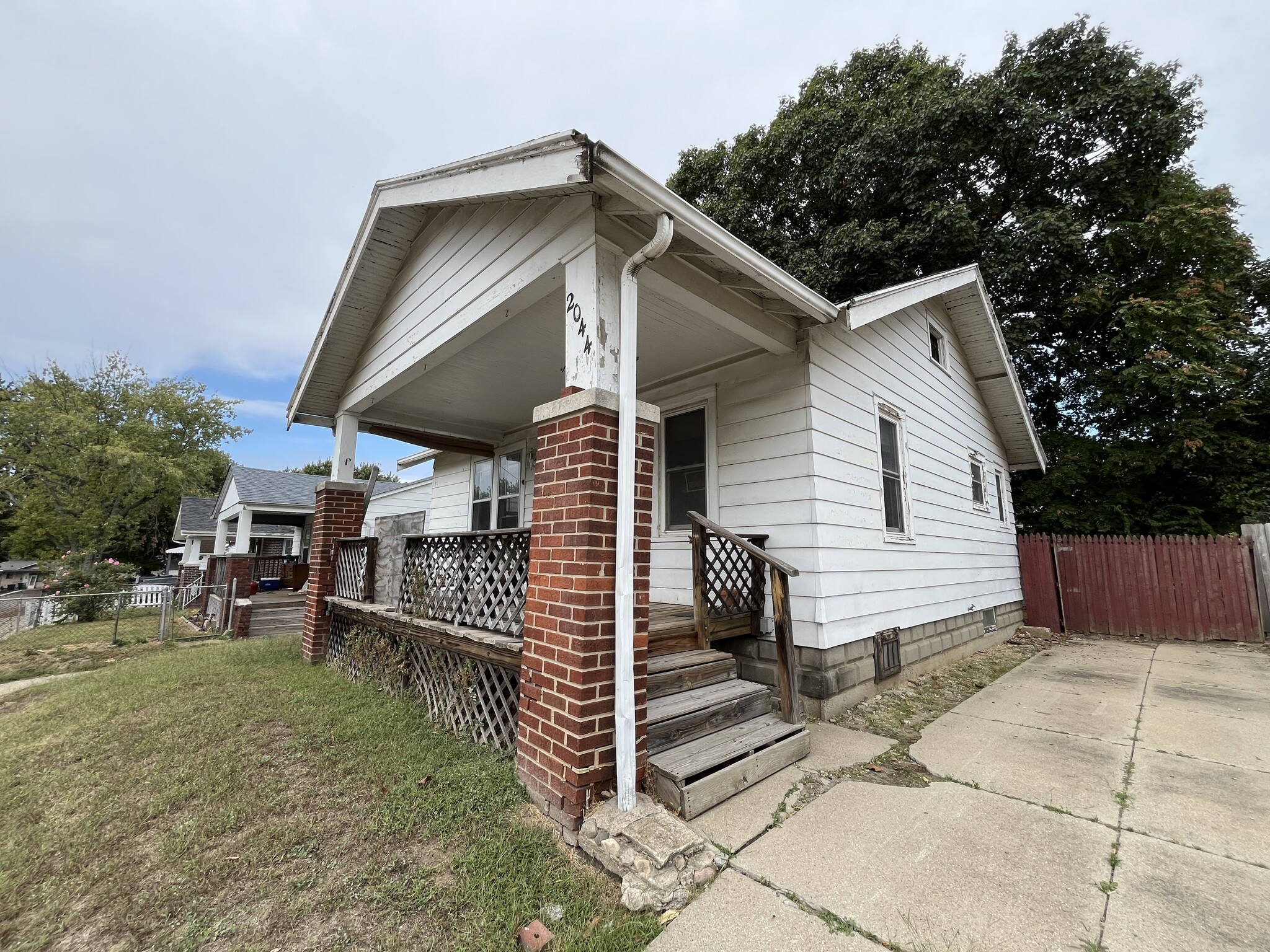 Building Photo - 2044 E Lincoln Ave