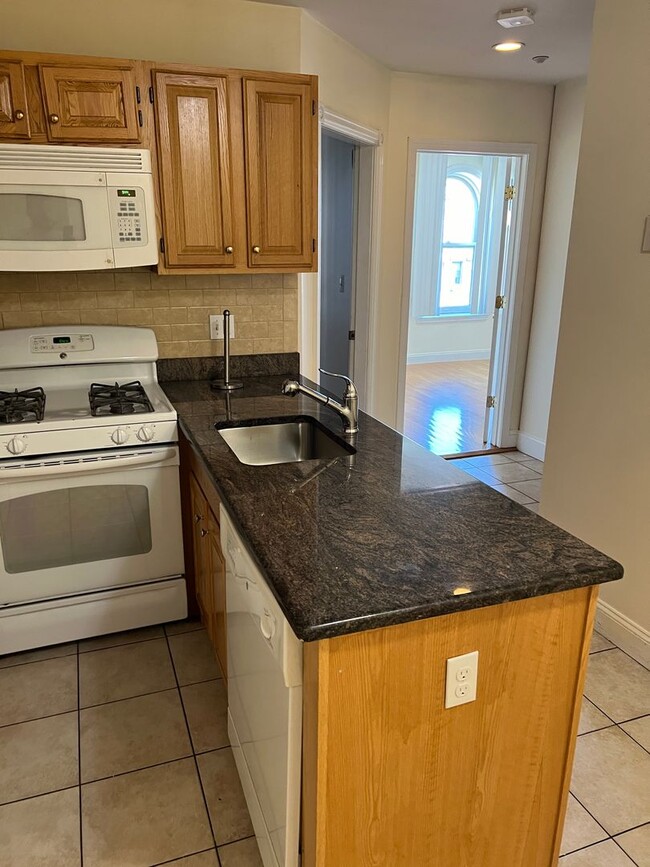 Building Photo - 2BR 1Bth unit. Great location! Must see!