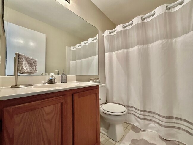 Building Photo - 547 Woodcrest Dr