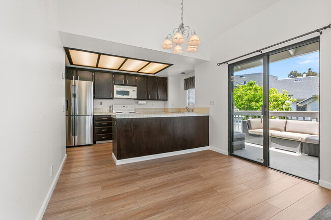 Building Photo - 518 Via De La Valle