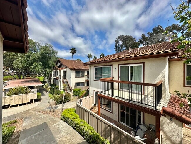 Building Photo - Indulge in coastal living in this beautiful 2bd 1ba Condo located in La Jolla area close to UCSD!