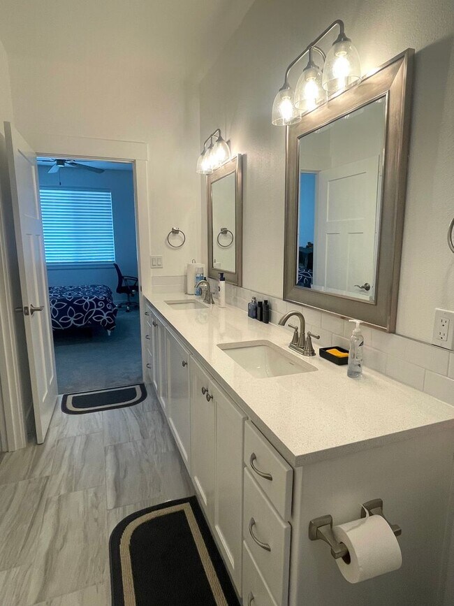 Building Photo - Gorgeous New Construction Townhome