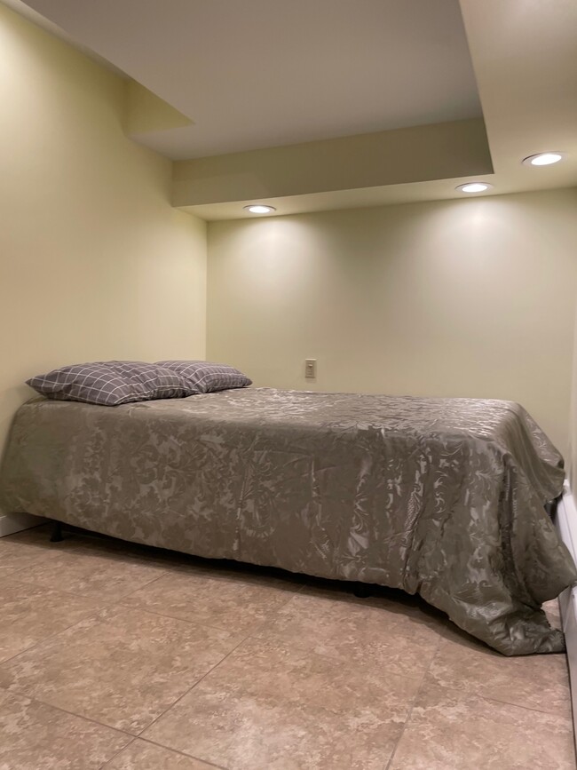 Queen size bed. - 472 Yaphank Middle Island Rd