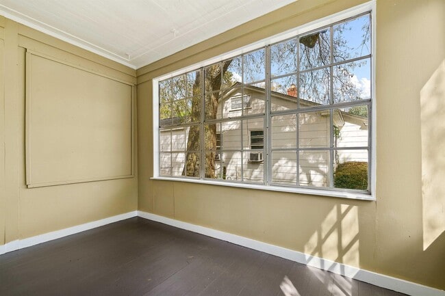 Building Photo - 206 Pinehill Dr