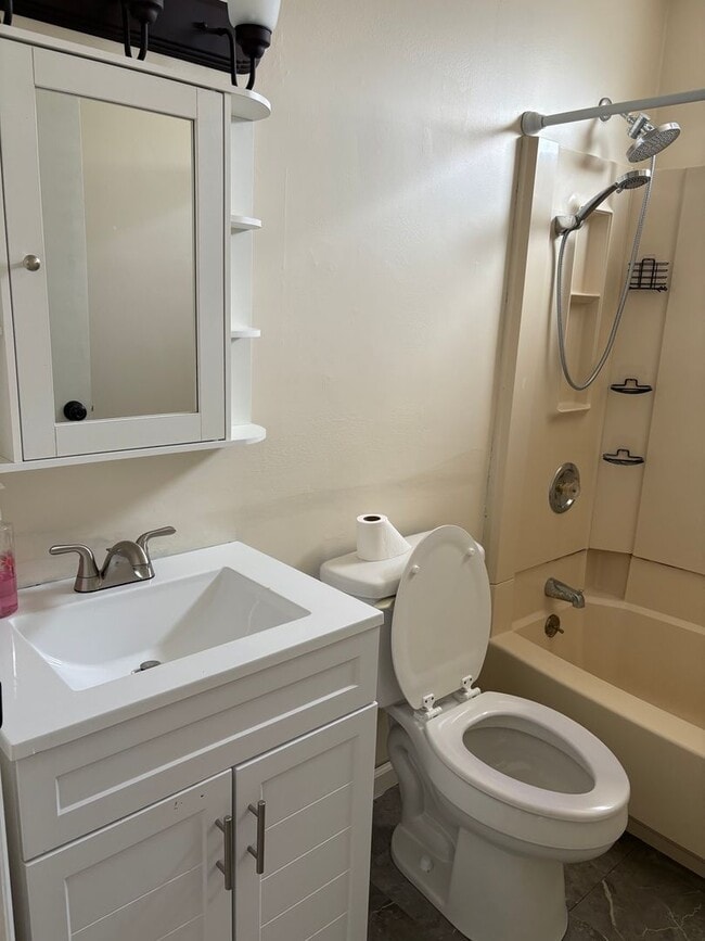 Building Photo - 3 Bedroom/1 Bath home for Rent