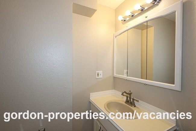 Building Photo - NE 22nd Ct - Gresham 4 bedroom split level home