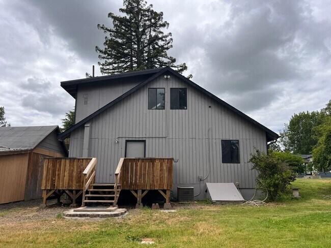 Building Photo - 1055 River St