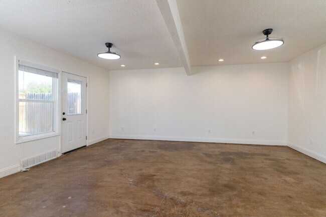Building Photo - 2212 Ridge Ln