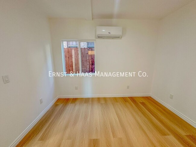 Building Photo - Lovely 2 Bedroom Apartment in Central Long...