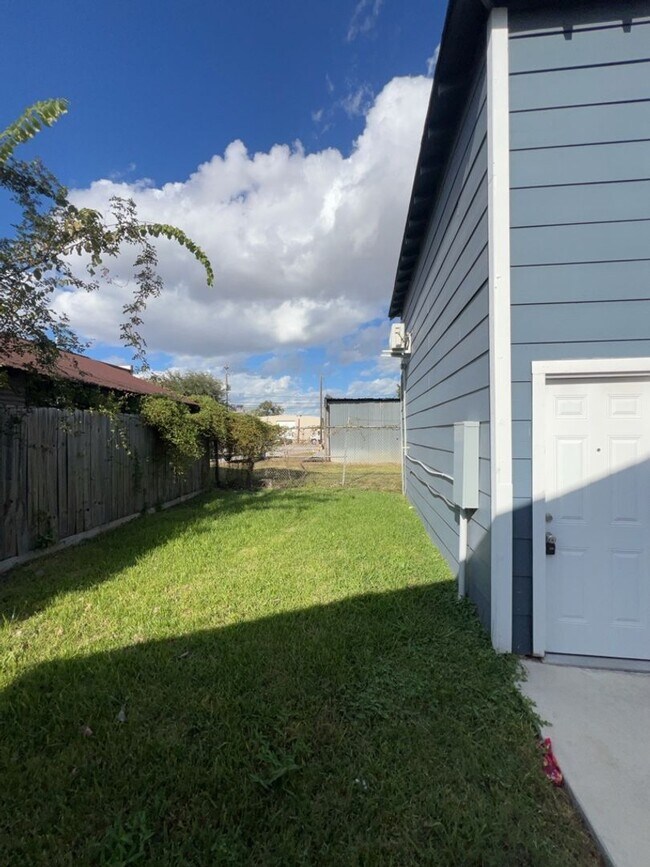 Building Photo - 6915 Avenue L