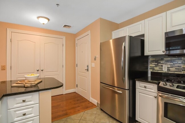 Building Photo - 614 Pond St