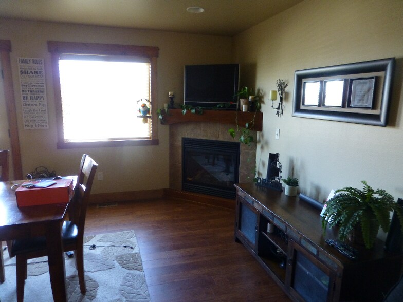 Building Photo - 2025 Lake Hills Dr