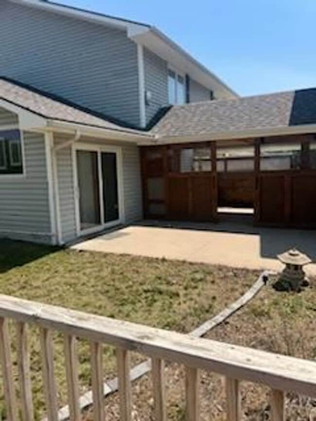 Building Photo - Hutchinson Rental