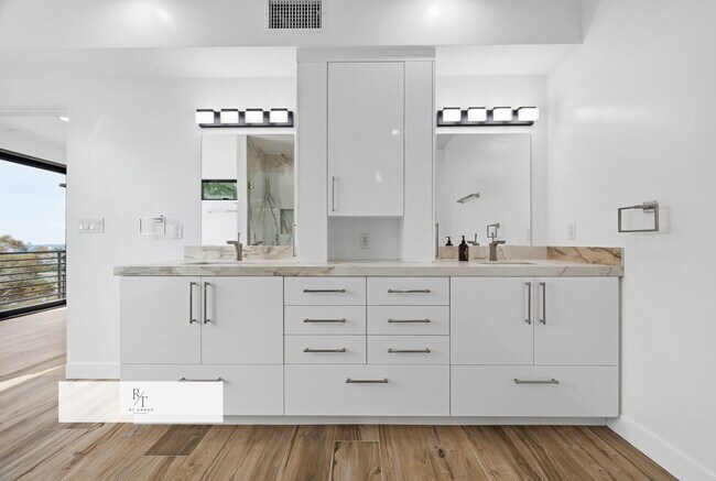 Building Photo - Luxury Modern Living with Stunning LA Skyline Views