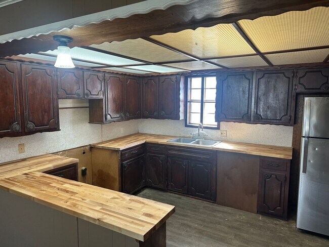 Building Photo - 4 Bed 2 Bath Available!