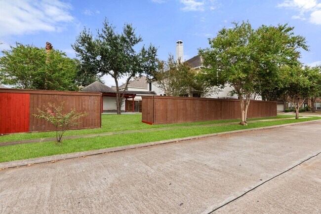 Building Photo - 15718 Stroudwater Ln