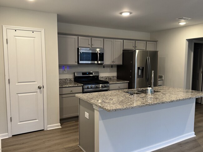 Building Photo - 424 Kohn Dr