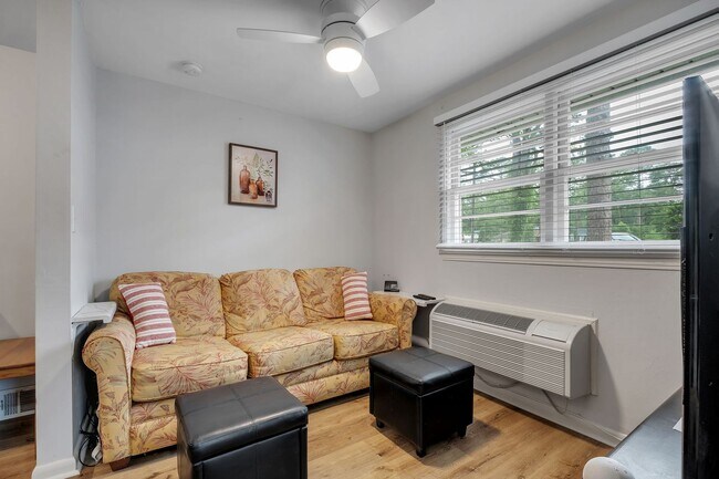 Building Photo - Old Town Furnished Studio Unit
