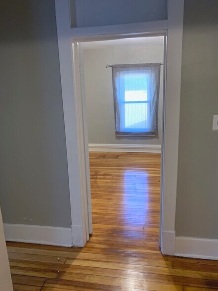 Building Photo - 935 New Hampshire St