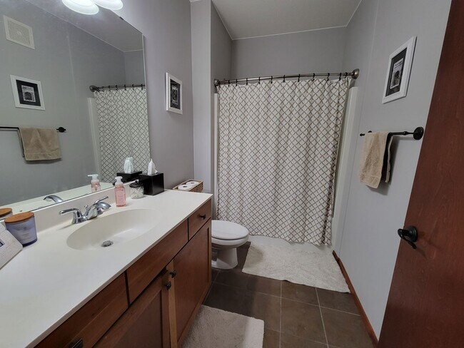 Building Photo - Spacious 2 Br/2Ba Condo w/1500 sq ft in Heart of St Louis Park! 2 Heated parking spots included!