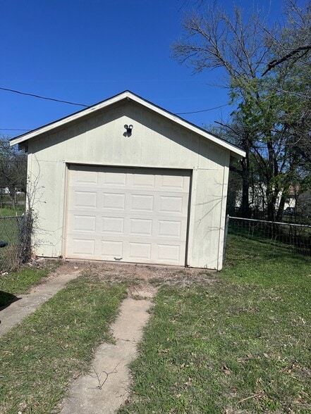 Building Photo - 3625 Maple Ave