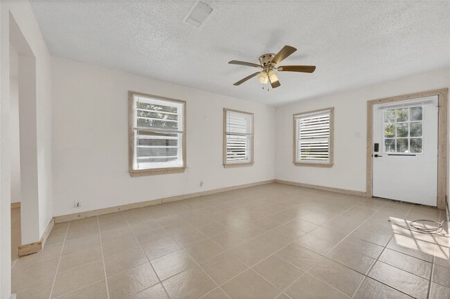 Building Photo - 3103 H Ave