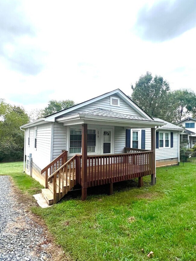 Building Photo - 2 bedroom 1 bath Bungalow in North West As...