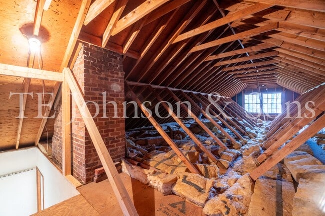 Building Photo - Spacious 5 Bedroom Home in the Heart of Sherwood Forest