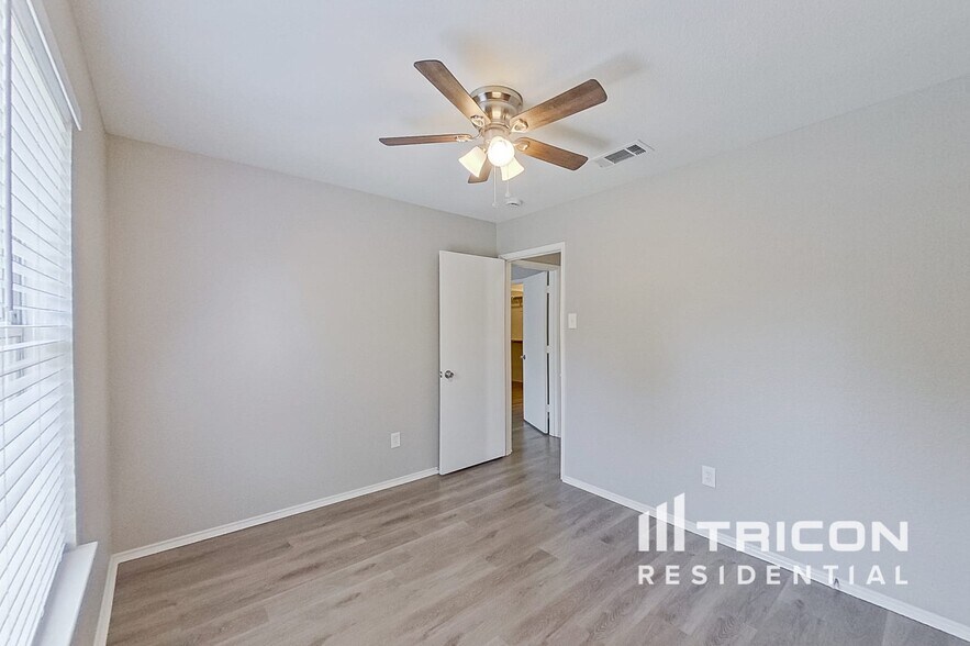 Building Photo - 1402 Misty Meadow Dr