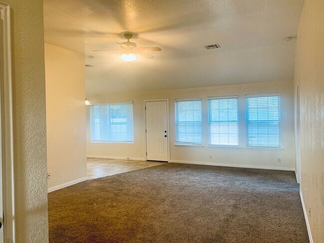 Building Photo - Beautiful 3 bed, 2 bath home in Noble!--12...
